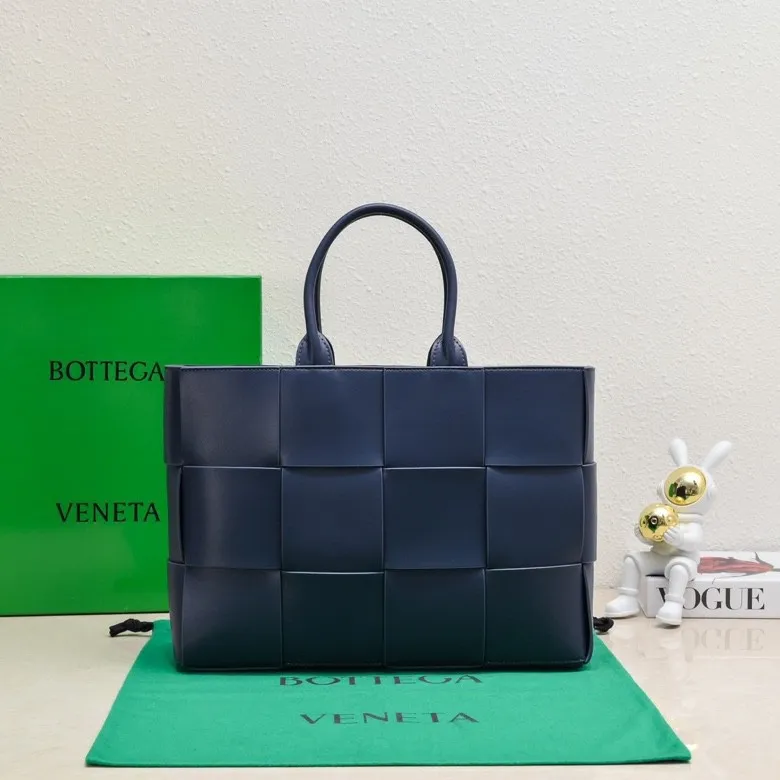 The batch of 2000 BV tote bag (small four compartments) has finally been shipped🔥🔥 The leather feels great! It's a very low-key bag. The more I look at it, the more I like it. I usually go out for rides and planes because I have a lot of stuff and need to carry a computer. Carrying a bag like this is all it takes. It comes with a small bag for storage, which is very convenient. Style number: 9898 Size: 38*10*28cm